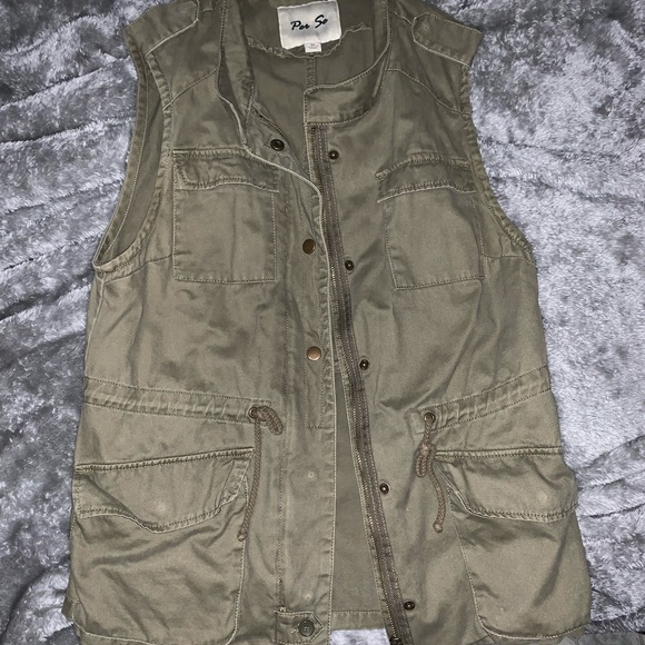 Army Green Vest - Picture 1 of 3